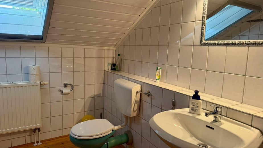 Freistehendes Einfamilienhaus mit Einliegerwohnung – kl. Bad angrenzend auf der Emp