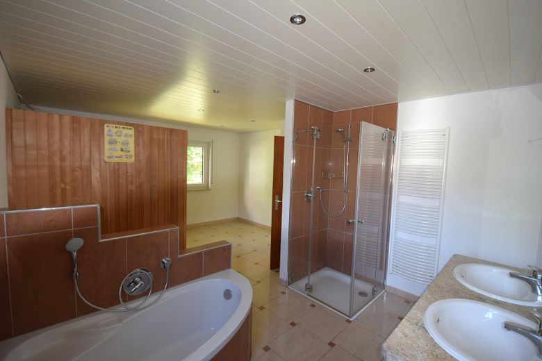 Zweifamilienhaus mit zwei abgeschlossenen Wohnungen in Seeheim – vielseitige Nutzungsmöglichkeiten – EG Bad & Sauna
