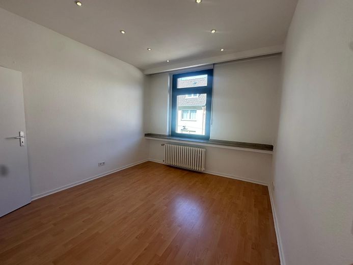 Frisch renovierte, helle 3 - Zimmer Wohnung in ruhigem Haus direkt an den Barmer Anlagen – Schlafzimmer 1