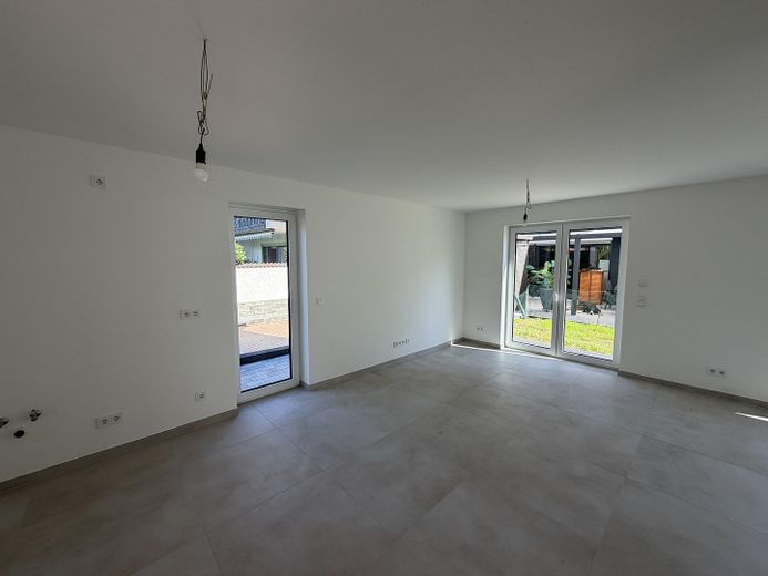 Élégant appartement de 2 pièces avec jardin privatif et équipements modernes – Wohnzimmer Essbereich-Küche