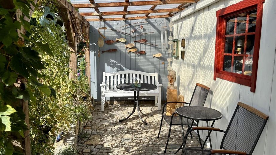 Jasny, energooszczędny dom jednorodzinny w spokojnej lokalizacji na obrzeżach Ansbach – Pergola hinter Carport