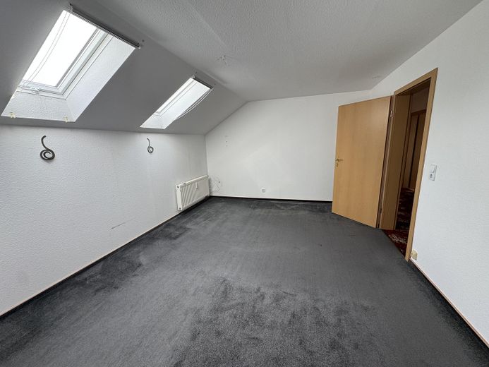 Casa bifamiliar atractiva – ideal para familias o inversores – 1.OG Schlafzimmer