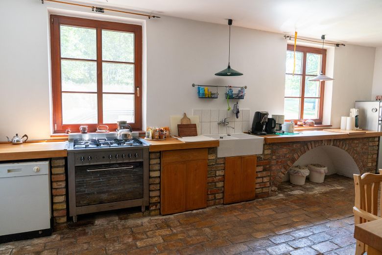Landhaus unter Reet am See, Gästewohnung, Stallungen, Weiden und Wald. – Küche