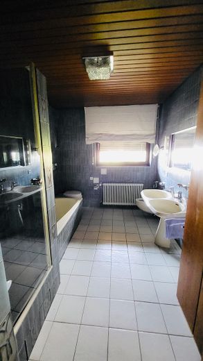 Großzügiges 1-2 Familienhaus in Traumlage – Bad EG