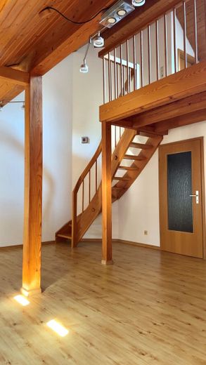 Nähe Basel | 2 Stellplätze inklusive | DG-Wohnung mit Empore | provisionsfrei – Treppe zu Empore