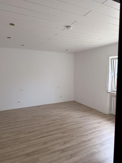 Großzügige, frisch teilrenovierte 104 qm² Erdgeschoßwohnung mit Balkon in Fronhausen – Schlafzimmer
