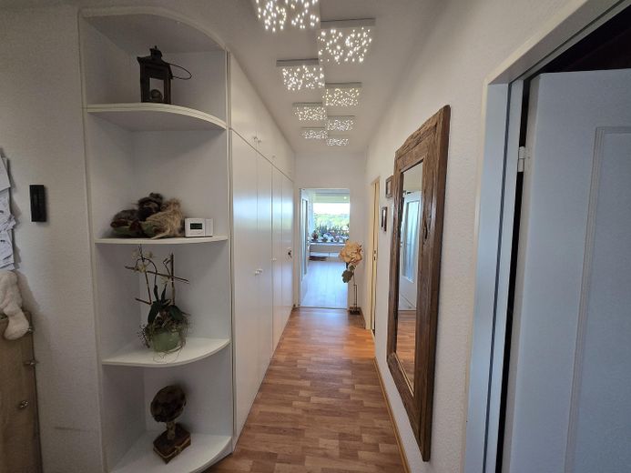 Lichtdurchflutete 3-Zimmer-Wohnung im 7. OG über dem AEZ mit spektakulärem Hamburg-Blick und Loggia! – Diele mit großem Einbauschrank