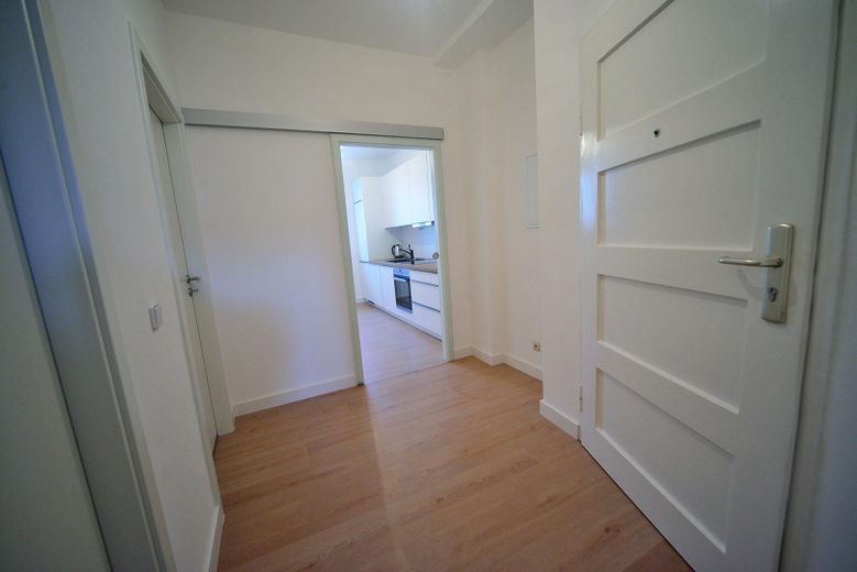 Helle Wohnung in Alt-Hohenschönhausen, 2 Zimmer, Einbauküche, Loggia – Flur