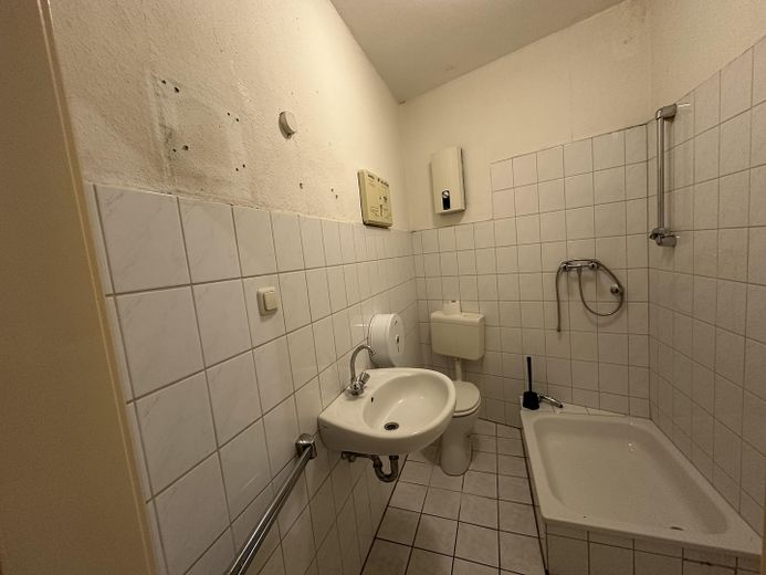 Lokal handlowy o powierzchni 95 m² z dużą witryną i potencjałem klientów z ulicy | Atrakcyjny bonus na remont! – Duschbad 