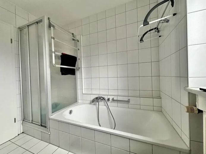Appartamento di 3 locali senza provvigione con balcone esposto a sud, posto auto in garage sotterraneo e riscaldamento a pavimento – Badezimmer