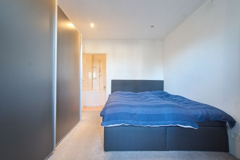 Modern eingerichtete, großzügig geschnittene Wohnung mit Internetzugang und Balkon, zwei Bäder, nahe U-Bahn und Einkaufsmöglichkeiten – e6e0ad9de75ad0e69e10a2013e9cc57a4b8b33c6.jpg