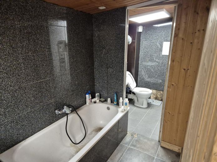 Pomieszczenie magazynowe/warsztat z biurem do wynajęcia bez prowizji – Bad/Toilette