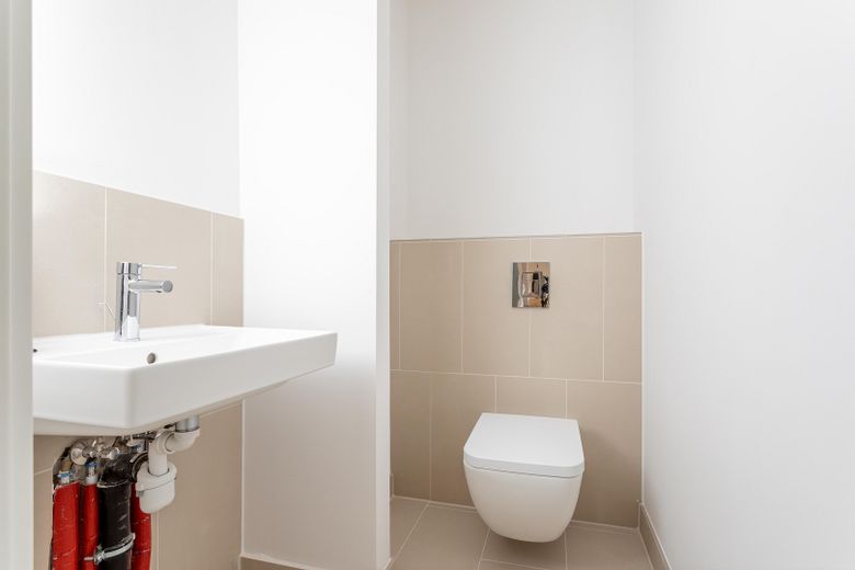H9-Penthouse 1 → Luxuriöses Penthouse mit Dachterrasse und Panoramablick – Service Toilette