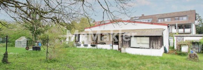 Sanierungsbedürftiges Einfamilienhaus mit Garage