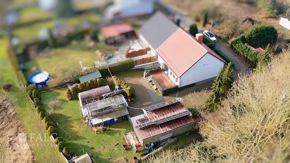 ***Viel Platz für Ihre Wohnideen - Doppelhaushälfte mit Wintergarten und großem Grundstück*** – Luftbild Haus _ Garten