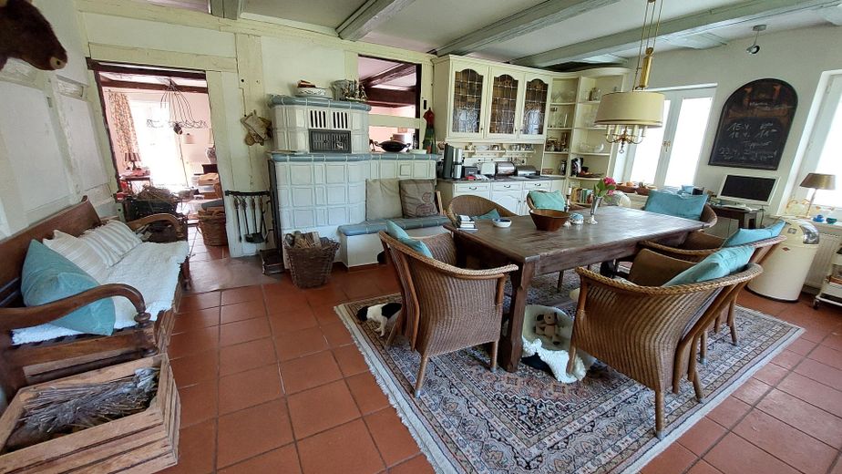 Küche mit Kachelofen