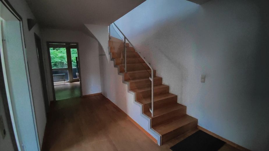 3-Zimmer Maisonette Wohnung in Stuttgart Süd mit grosser Terrasse, Aussicht und Garage – Treppe