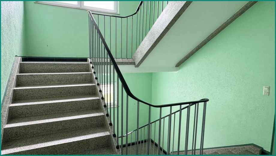 HÜBSCHE 3-ZIMMER-EIGENTUMSWOHNUNG MIT TOLLEM ZUSCHNITT UND BALKON IN RADEVORMWALD, PROVISIONSFREI! – Gepflegtes helles Treppenhaus