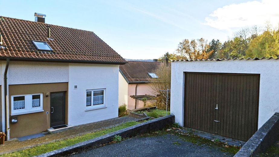 Doppelhaushälfte in stadtnaher Panoramalage von Schwäbisch Gmünd – Nordansicht mit Garage