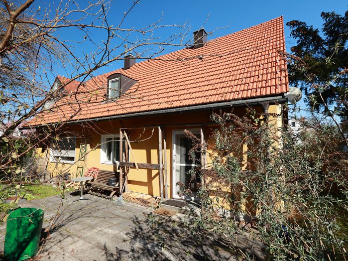 Hausrückseite 1