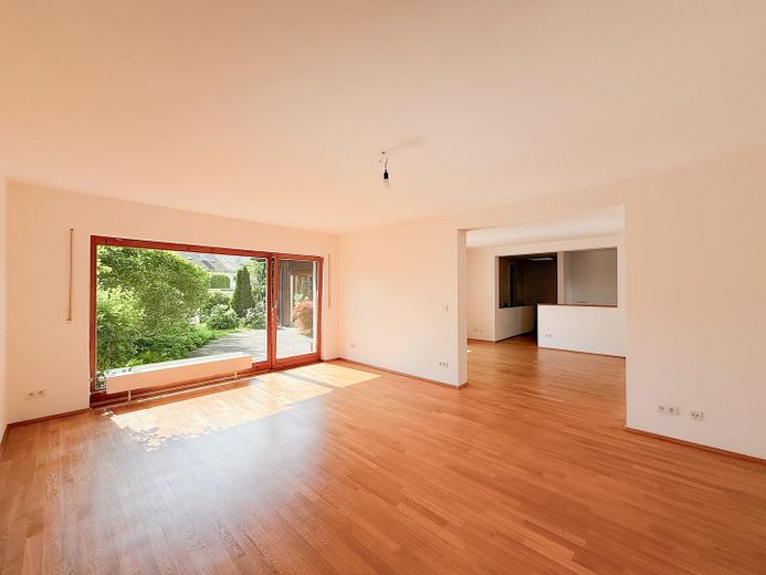 Wohnzimmer mit Gartenblick