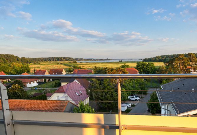Premium-Penthouse mit fantastischem Meerblick, großer Dachterrasse und exklusiver Designausstattung – Blick zum Bodden