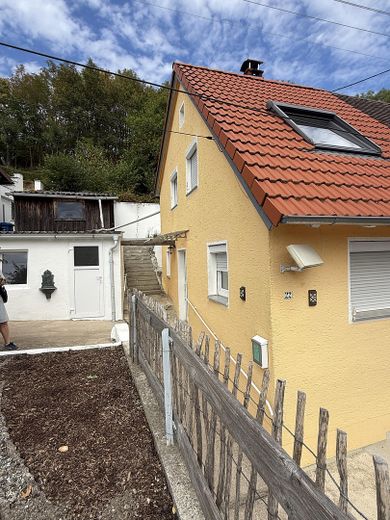 Kleines Häusle mit Charme und Weitblick – ruhig gelegen in Bopfingen-Schloßberg. – Haus mit Nebengebäude
