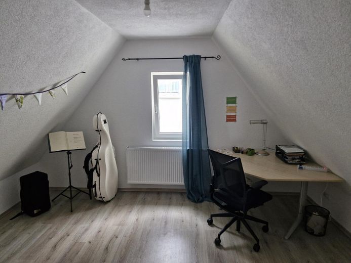 2,5 Zi. DG-Wohnung (auch als WG geeignet) – Zimmer links