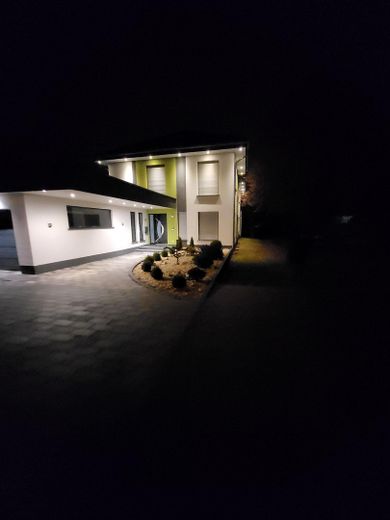 Moderne Luxusvilla: 432 m² Wohnfläche, PV-Anlage, Wärmepumpe & Sauna – Hausansicht Nacht