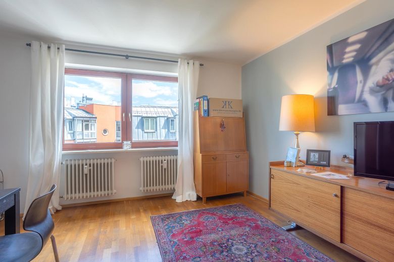 SENZA PROVVIGIONE: gioiello urbano di Schwabing – luminoso appartamento di 2 locali all'ultimo piano, balcone e ascensore – Ausblick auf Fallmerayerstraße