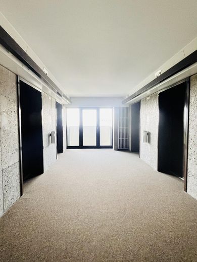 Erbpacht! Von Privat! Ohne Provision! Möbliertes Apartment m. Balkon inkl. TG-Platz, ab sofort – Vier Personen-Aufzüge