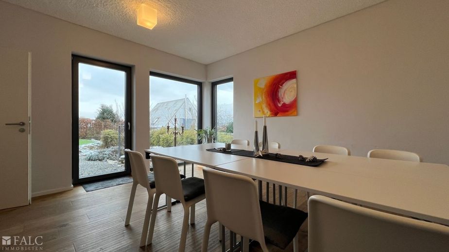 Rundum beeindruckend: Ihr neues Zuhause mit klaren Linien und großzügigen Fensterfronten – Schlafzimmer