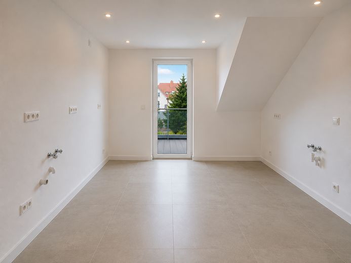 Almenhof · prima occupazione 2026 · appartamento di 3 locali all'ultimo piano con soleggiato balcone SW · KFW 55EE – Küche mit Balkonaustritt