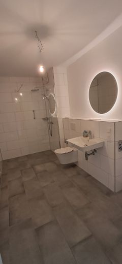 Moderne, helle 2-Zimmer Neubauwohnung mit Balkon – Bad