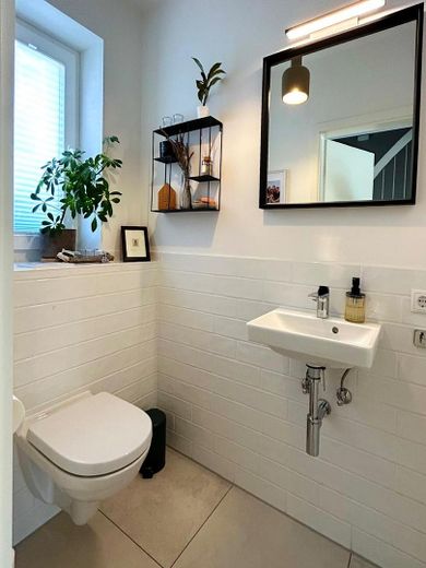 Helles, modernes Gäste WC