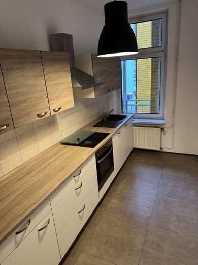 Küche mit Blick auf den Balkon