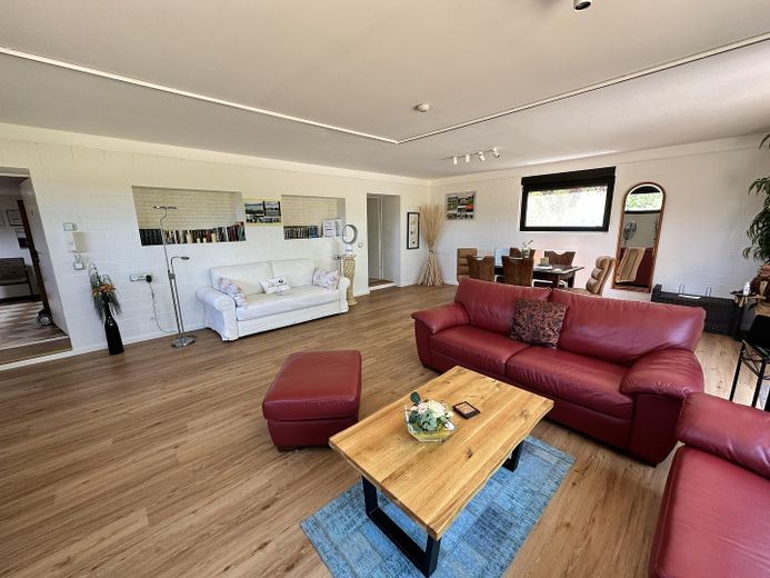 NEU! Ikonische, lichtdurchflutete Landhaus Villa mit Einliegerwohnung & mögl. Grundstkserweiterung – Wohnzimmer Ferienwohnung
