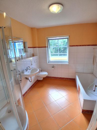 **PROVISIONSFREI** Wohlfühlen im Original Schwedenhaus (KfW40) – Badezimmer