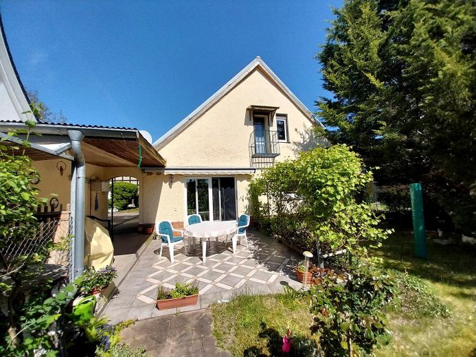 Garten mit Blick auf Terrasse