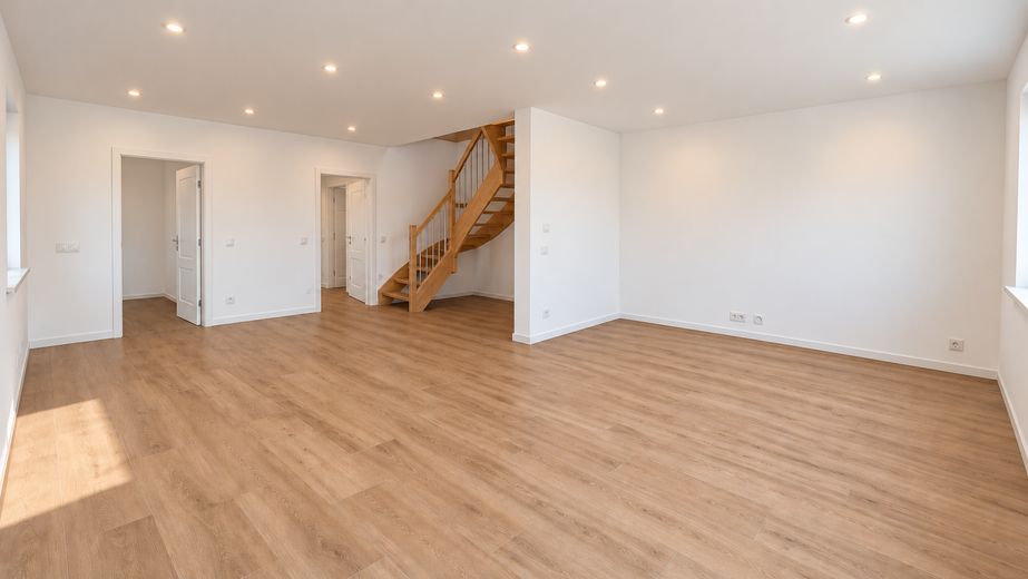 Eerste bewoning: nieuwbouw-maisonette met het karakter van een huis – 4 kamers, 2 volledige woonlagen & een aandeel in de tuin. – Foto 2