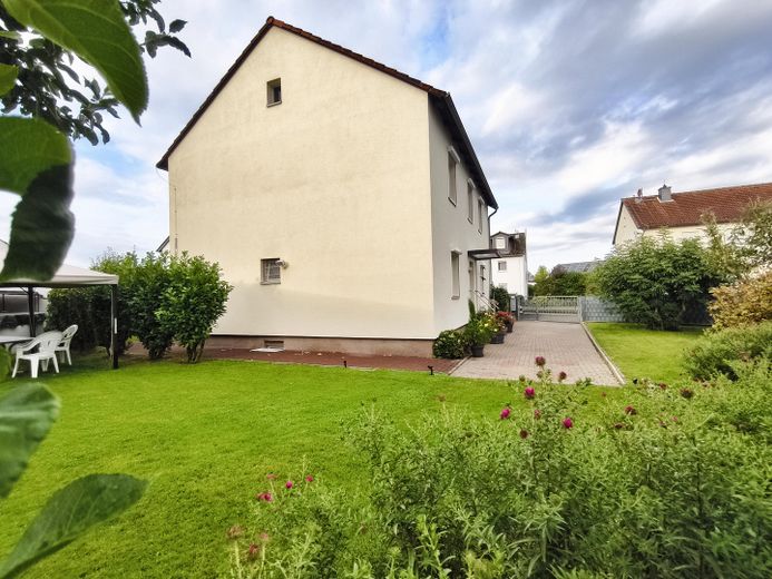 Freistehendes Zweifamilienhaus in Rumpenheim 7,5 Zimmer, 3 Bäder, gr. Garten, Garage, Ausbau möglich – Haus  hinten