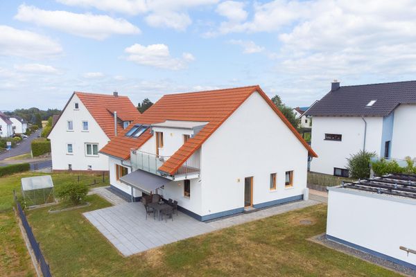 Casa progettata da un architetto con 6 locali, bassi costi energetici e potenziale di rendimento grazie a un secondo appartamento opzionale