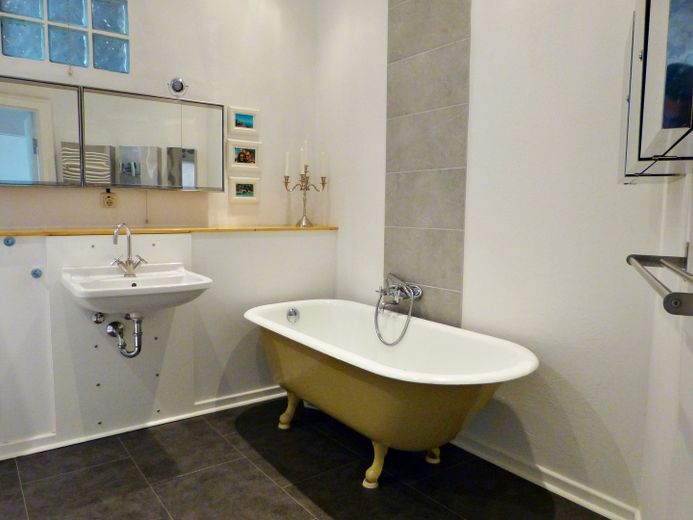 Bad mit freistehender Wanne