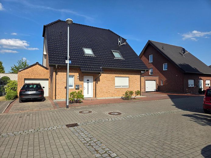 Spacious detached house with fireplace, sauna, garage and heated pool in the garden – Photo 1