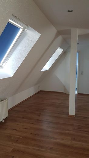 1 ZKB + Balkon in Zwickau-Auerbach, Dachgeschoss-Wohnung mit EBK – Wohnzimmer Bild 1
