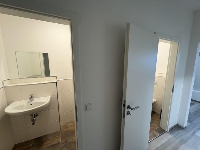 HALLE – ALLEINNUTZUNG - Lager/Verwaltung/Montage/Handwerk – Toiletten Teil B 1
