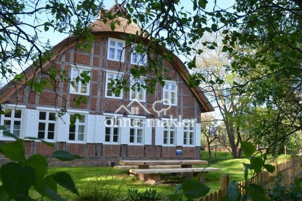 PROVISIONSFREI: Historisches Reetdach-Anwesen am Elbdeich – Denkmalgeschützt