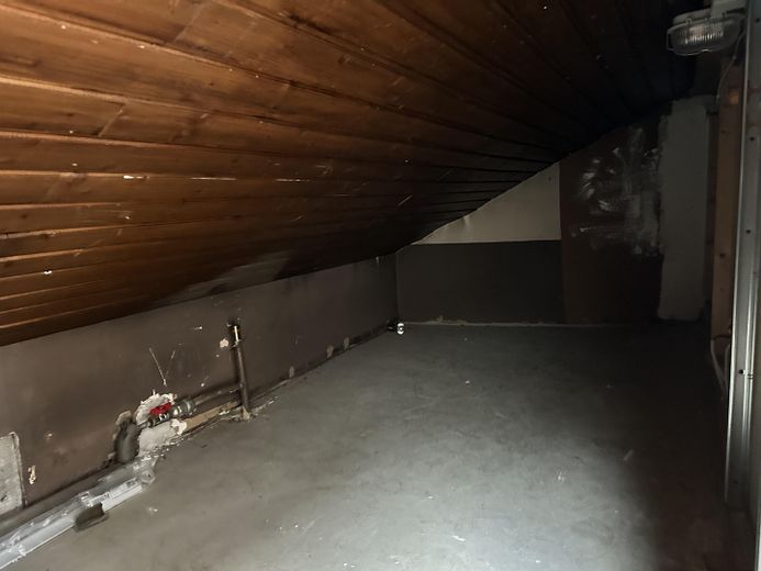 Bright 2-room attic apartment with fitted kitchen in a central location – Stauraum