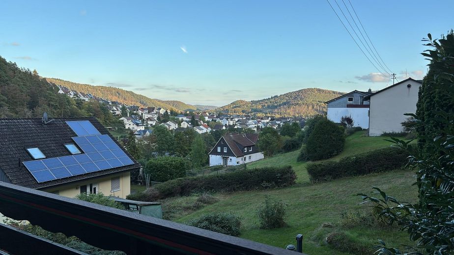 Casa unifamiliare situata in posizione tranquilla ai margini del bosco con vista su BID-Wallau – Blick vom Balkon über Wallau