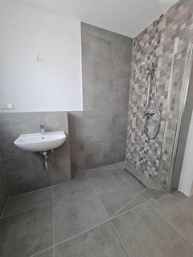 ERSTBEZUG NACH SANIERUNG – MODERNE 2-ZIMMER-WOHNUNG MIT GROSSER TERRASSE UND EINBAUKÜCHE – Dusche